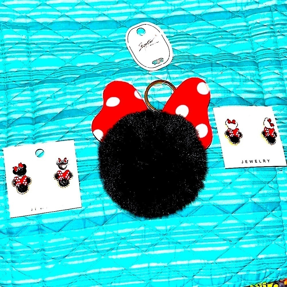 🆕 Minnie Mouse 4 Earrings and Keychain Bundle